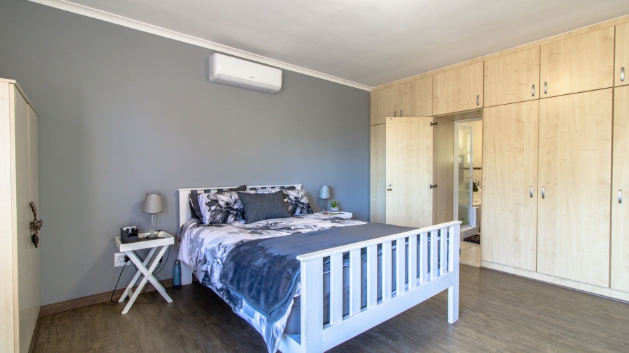 4 Bedroom Property for Sale in Middedorp Western Cape